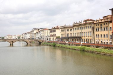 Nisan 22 2019, Floransa, İtalya: metin için kopya alanı ile Arno nehir üzerinde görünüm