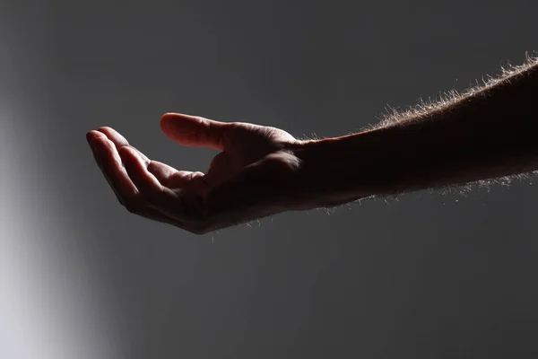Відкрита Рука Людини Ізольована Темному Фоні — стокове фото