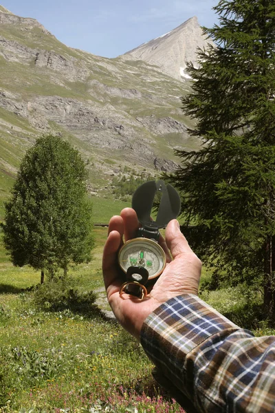 Ręka Trzyma Kompas Orientacji Piękną Górską Scenerią Tle Kopią Miejsca — Zdjęcie stockowe