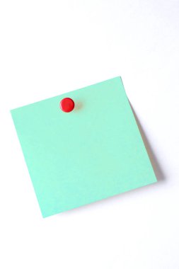 beyaz arka plan üzerinde izole push pin ile boş kağıt yapışkan not