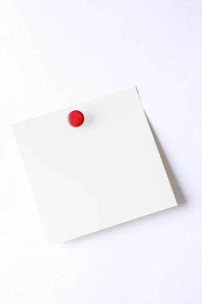 Blanco Papieren Notitie Met Push Pin Geïsoleerd Witte Achtergrond — Stockfoto