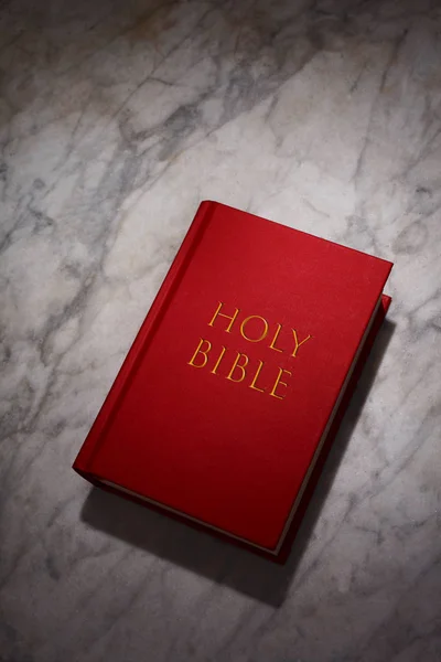 神圣的圣经书休息在大理石桌子上 复制空间为您的文本 — 图库照片