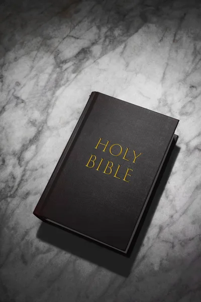 Hellige Bibelbok Hviler Marmorbord Med Kopiplass Til Teksten Din – stockfoto