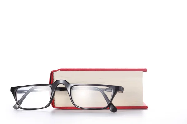 Livre Rouge Lunettes Isolées Sur Fond Blanc Avec Espace Copie — Photo