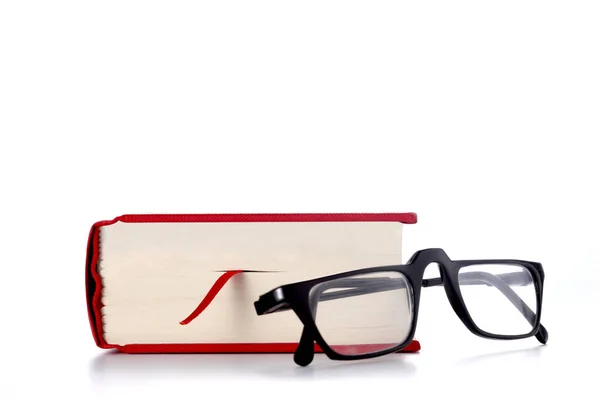 Livro Vermelho Óculos Olho Isolados Fundo Branco Com Espaço Cópia — Fotografia de Stock