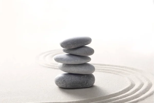 Zen taşı kavramı, gri taşlar kumun üzerine yığılmış metin için kopyalama alanı ile