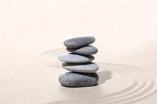 Zen taşı kavramı, gri taşlar kumun üzerine yığılmış metin için kopyalama alanı ile