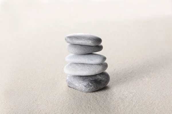 Zen Πέτρα Έννοια Γκρι Πέτρες Στοιβάζονται Στην Άμμο Αντίγραφο Χώρο — Φωτογραφία Αρχείου