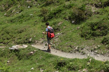 Val d'Aosta, İtalya, 5 Temmuz 2018: Dağ davasında tek başına yürüyen erkek genç