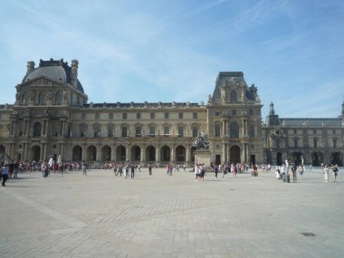 Louvre Müzesi, Paris, Fransa, 16 Ağustos 2018: müze nin dışındaki ziyaretçiler