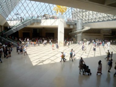 Louvre Müzesi, Paris, Fransa, 16 Ağustos 2018: Piramit salonuna gelen ziyaretçiler