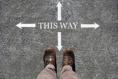 yukarıdan adam ayakkabıları görünümü, bu şekilde kelimeler ve yön gösteren dört ok