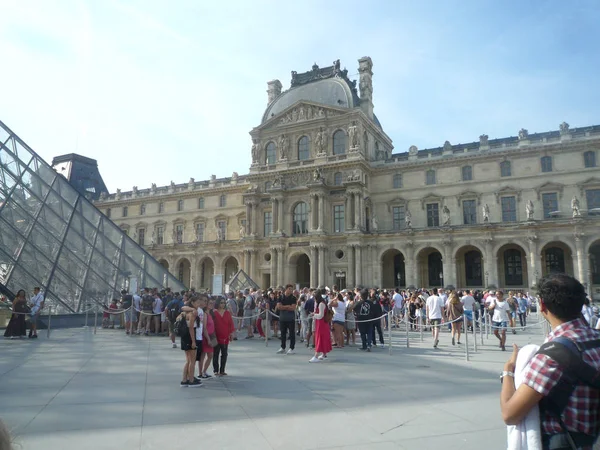 Museo Del Louvre París Francia Agosto 2018 Los Visitantes Línea — Foto de Stock
