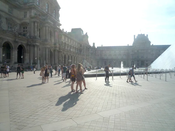 Louvre Müzesi Paris Fransa Ağustos 2018 Müze Nin Dışındaki Ziyaretçiler — Stok fotoğraf