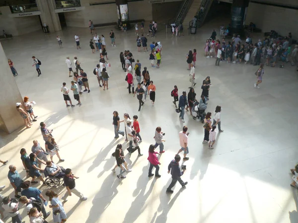 法国巴黎卢浮宫博物馆 2018年8月16日 金字塔大厅的游客 — 图库照片