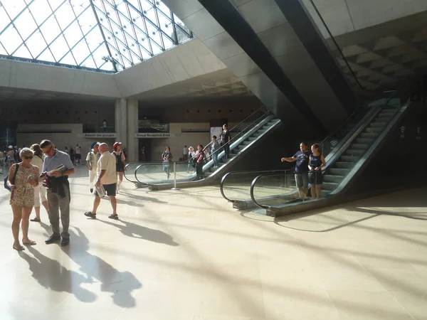 Louvre Museum Paříž Francie Srpen 2018 Návštěvníci Síni Pyramidy — Stock fotografie