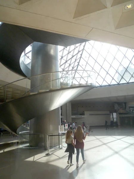 Louvre Museum Paris Frankreich August 2018 Besucher Saal Der Pyramide — Stockfoto