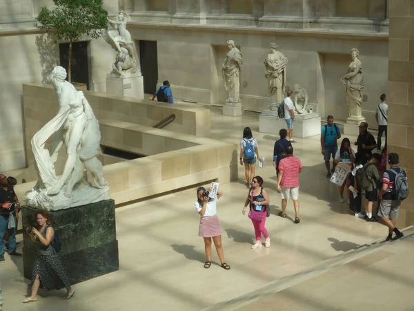 Museo Del Louvre París Francia Agosto 2018 Visitantes Sala Estatuas — Foto de Stock