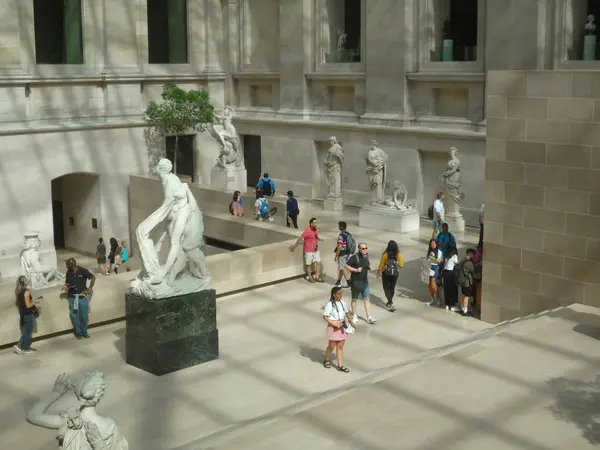 Louvre Museum Paris Frankreich August 2018 Besucher Der Statuenhalle — Stockfoto