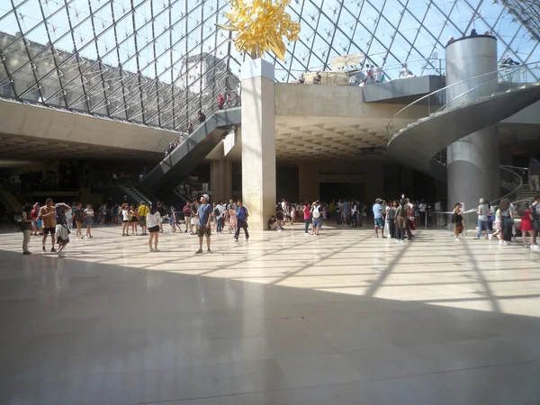 ルーブル美術館 フランス 8月16 2018 ピラミッドのホールの訪問者 — ストック写真