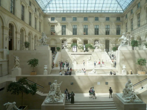 Louvre Museum Parijs Frankrijk Augustus 2018 Bezoekers Standbeelden Zaal — Stockfoto