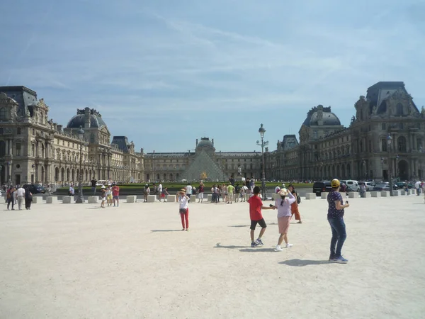 Museo Del Louvre París Francia Agosto 2018 Visitantes Fuera Del — Foto de Stock