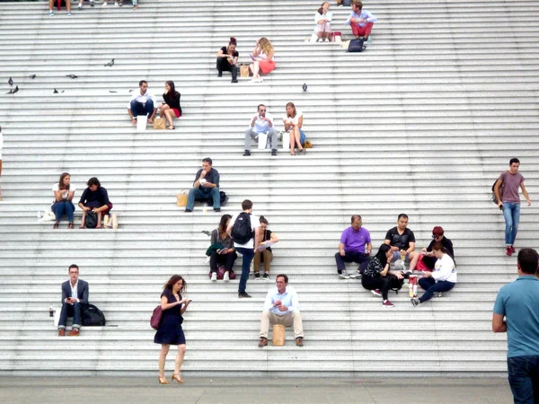法国巴黎拉国防 2018年8月20日 人们坐在大拱门的楼梯上行走 — 图库照片