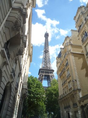 Paris, Fransa, 17 Ağustos 2018: Güneşli bir günde Tur Eyfel'i görüntüleyin
