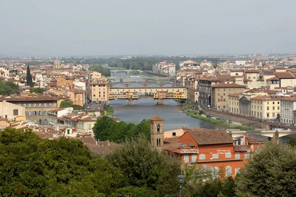 Kwiecień 2019 Florencja Włochy Widok Florencję Rzeką Arno Ponte Vecchio — Zdjęcie stockowe