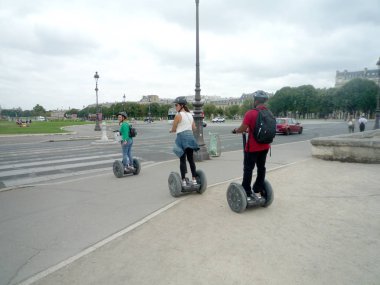 Paris, Fransa, 18 Ağustos 2018: Bazı turistler elektrikli scooter kullanarak şehri ziyaret ediyor