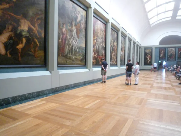 Museo Del Louvre París Francia Agosto 2018 Los Visitantes Observan — Foto de Stock
