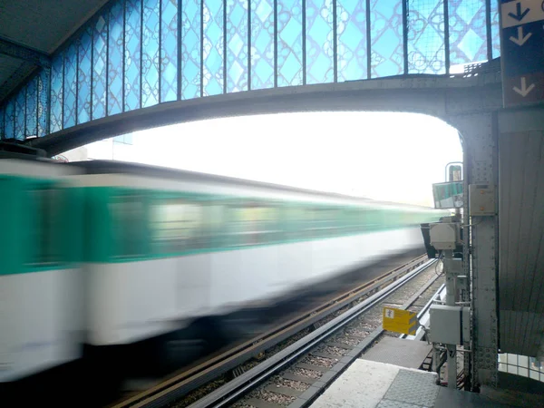 Městský Vlak Opouštějící Stanici Efektem Rozostření — Stock fotografie