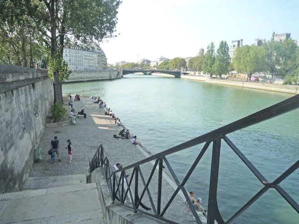 フランス 2018年8月18日 川沿いに座って歩く人々 — ストック写真