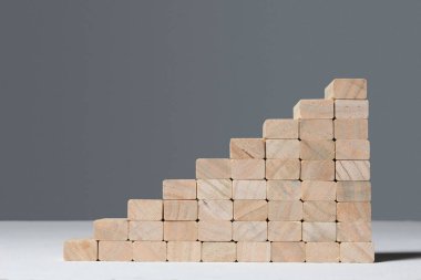 gri arka plan üzerinde ahşap bloklar ile inşa merdivenler