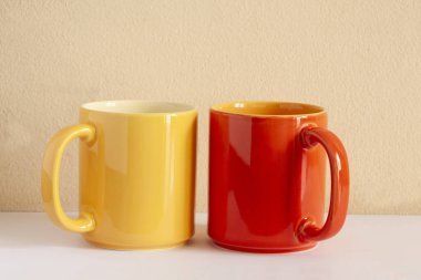 kopya alanı ile bir masada iki renkli bardak