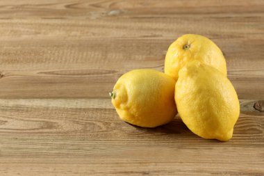 metin için kopya alanı ile ahşap bir masada üç limon