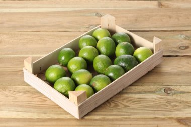 metin için kopya alanı ile ahşap bir masa üzerinde ahşap bir kutu dinlenme limes meyve