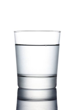 beyaz arka plan üzerinde izole su bardağı, kırpma yolu dahil