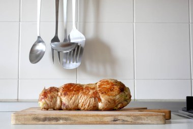 tex için kopya alanı ile ahşap bir tahta üzerinde rosto hindi rulo