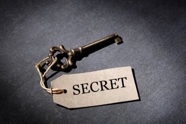 eski antika anahtar ve kelime gizli ve metin için kopyalama alanı ile bir kayrak arka plan üzerinde