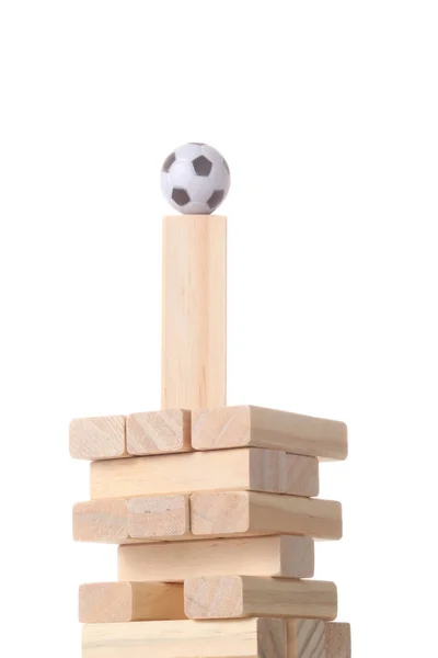 Turm Aus Holzklötzen Mit Einem Fußball Auf Der Spitze Isoliert — Stockfoto