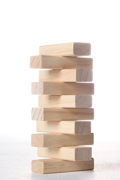 コピースペースと白い背景に隔離された木製のブロックで作られた塔 — ストック写真