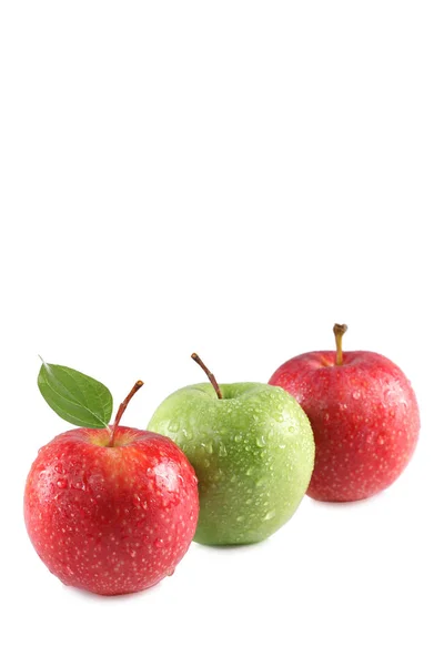 三个苹果与水滴隔离在白色背景 — 图库照片