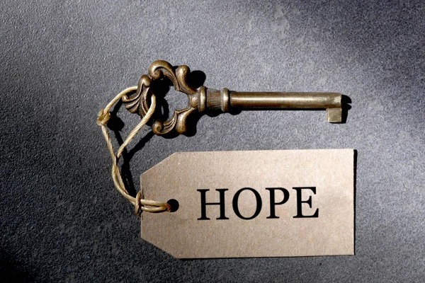 Alter Antiker Schlüssel Und Ein Etikett Mit Dem Wort Hope — Stockfoto