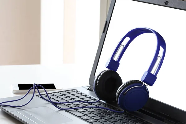 Blue Headphones Smart Phone Rest Laptop Computer Clipping Path Screen — Stock Photo, Image