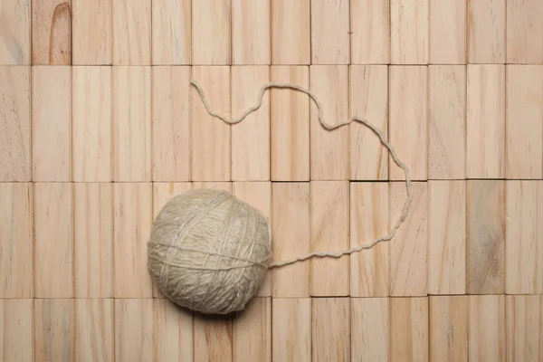 木製のブロック舗装上に毛糸玉の残りの部分 — ストック写真