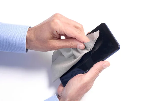 Homem Mão Limpando Sua Tela Smartphone Usando Pano Macio Com — Fotografia de Stock