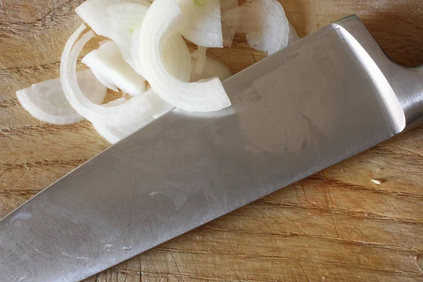 Fechar Cebola Picada Uma Tábua Madeira Com Uma Lâmina Faca — Fotografia de Stock