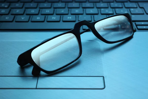 読書眼鏡は あなたのテキストのためのコピースペースを持つPcキーボード上に置きます — ストック写真