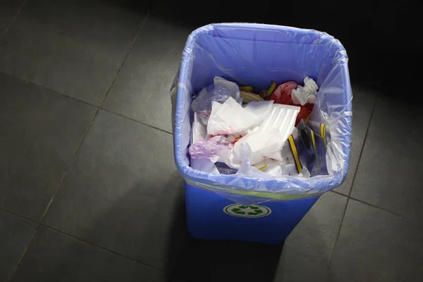 あなたのテキストのためのコピースペースを持つゴミ箱の完全なゴミ箱 — ストック写真